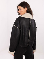 Schwarze kurze Jacke mit Knopfverschluss.