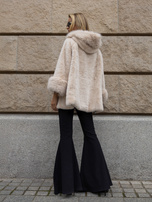 Hellebeige Jacke aus Eco-Fell mit flauschigem Finish.