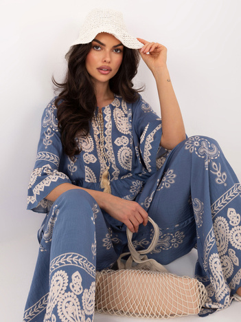 Niebieski letni komplet we wzory