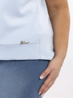 Jasnoniebieska bluzka plus size w jednolitym kolorze