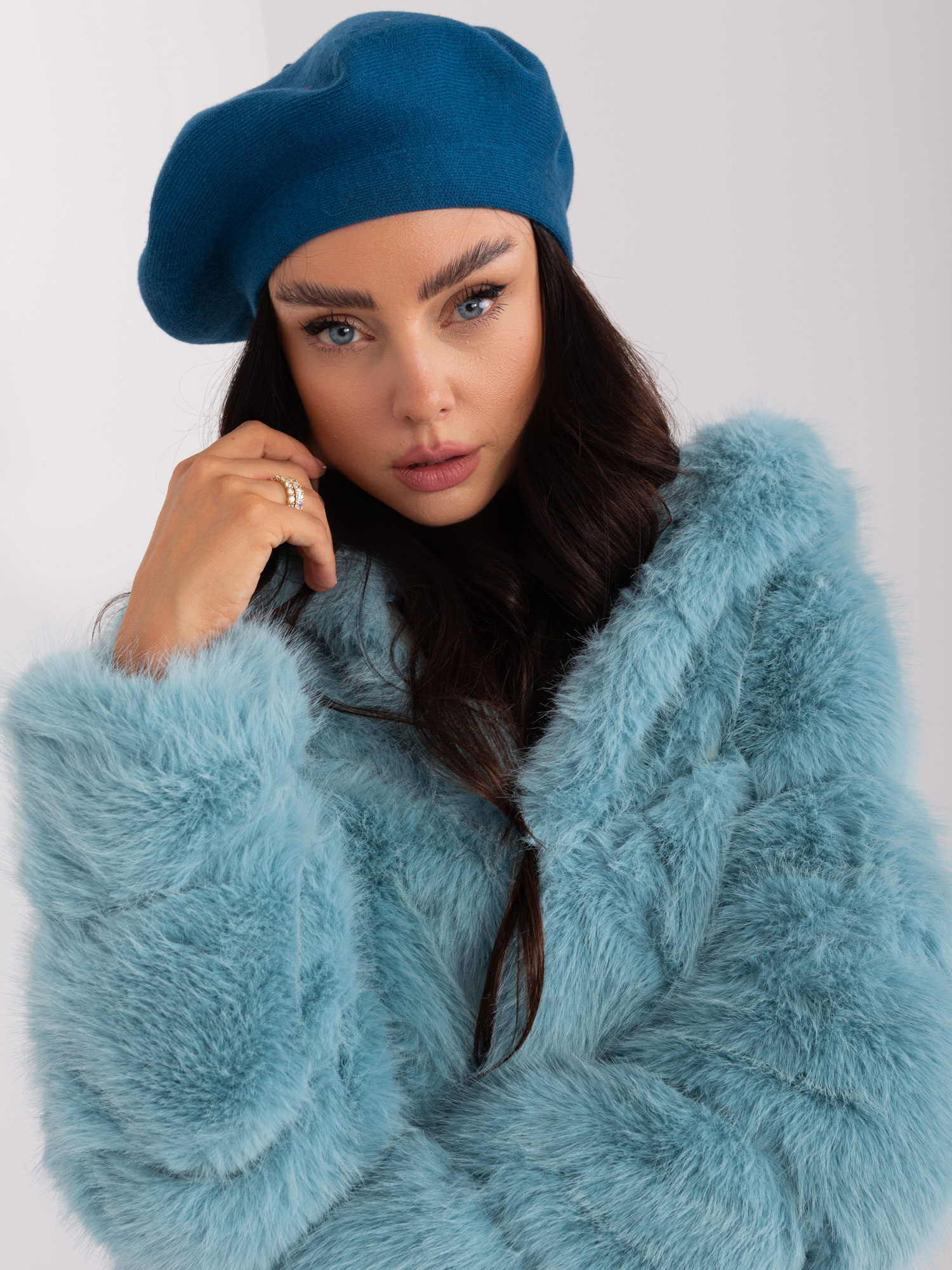 Morski beret damski z dzianiny