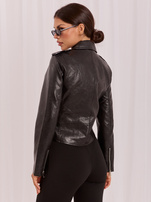 Schwarze Damenlederjacke mit Gürtel.