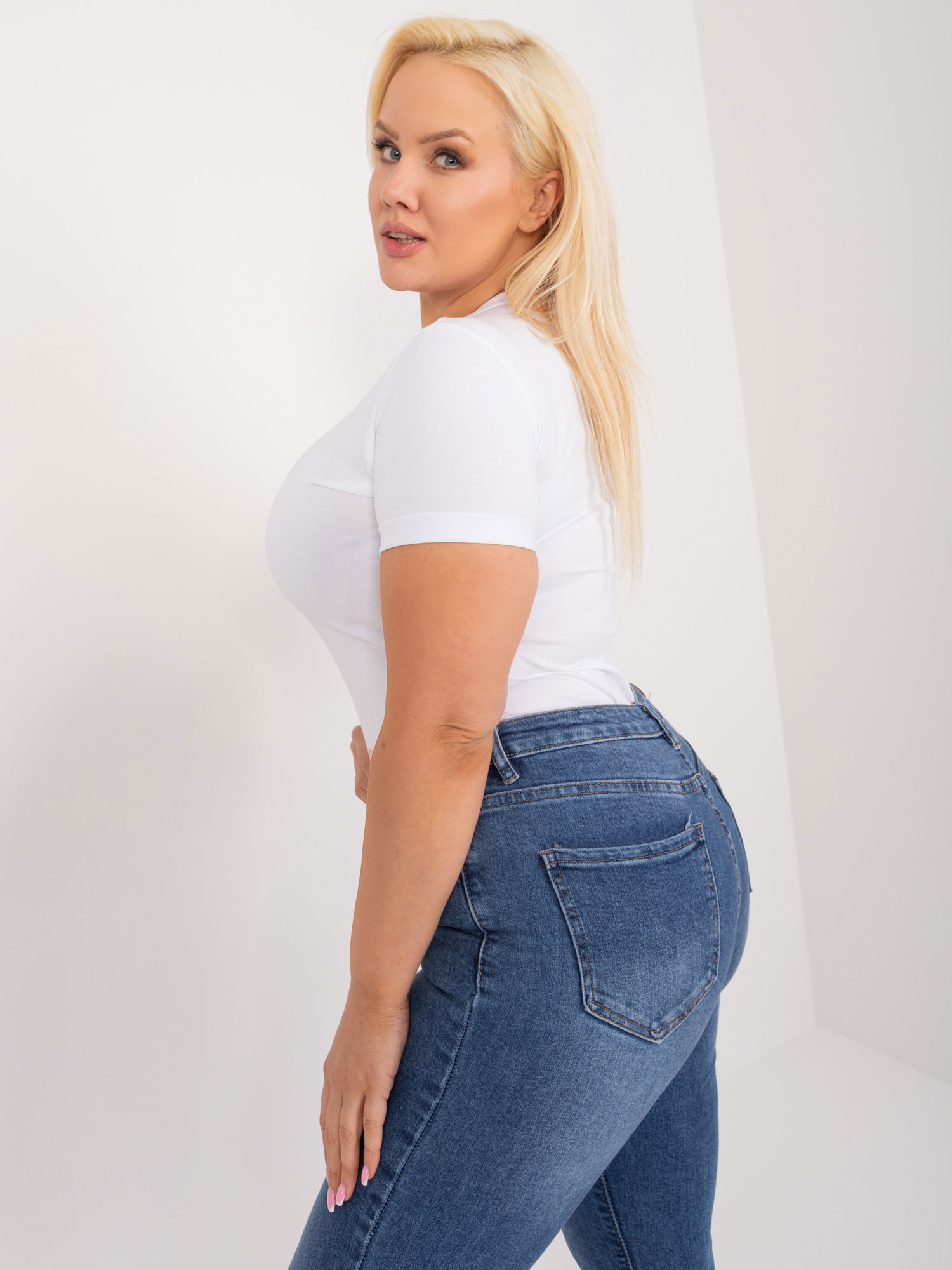 Hurtownia Biały dopasowany t-shirt plus size z napisem