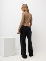Kamel-farbenes Damen-Polo-Sweatshirt mit dekorativen Knöpfen.