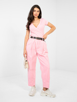 Pastelowe różowe sztruksowe spodnie carrot z zakładkami