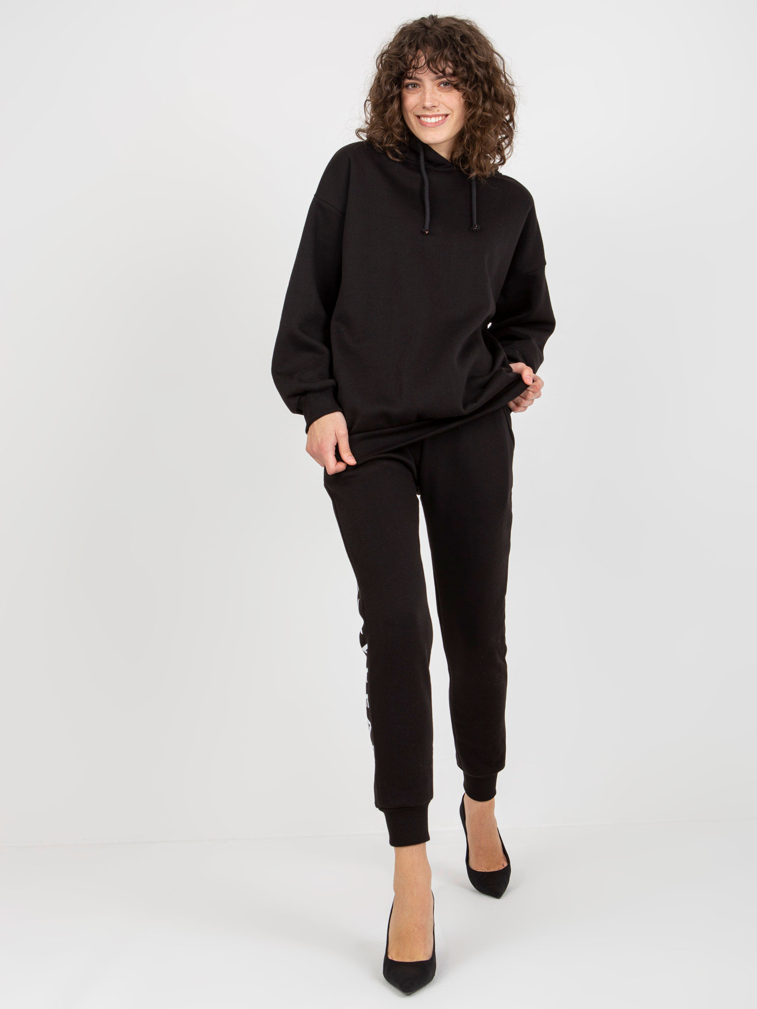 Czarny damski komplet dresowy z napisami i zamkami