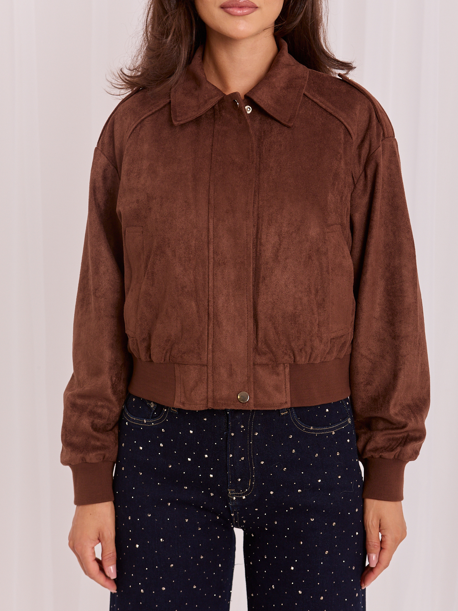Braune Jacke aus Kunstwildleder mit Schulterklappen.