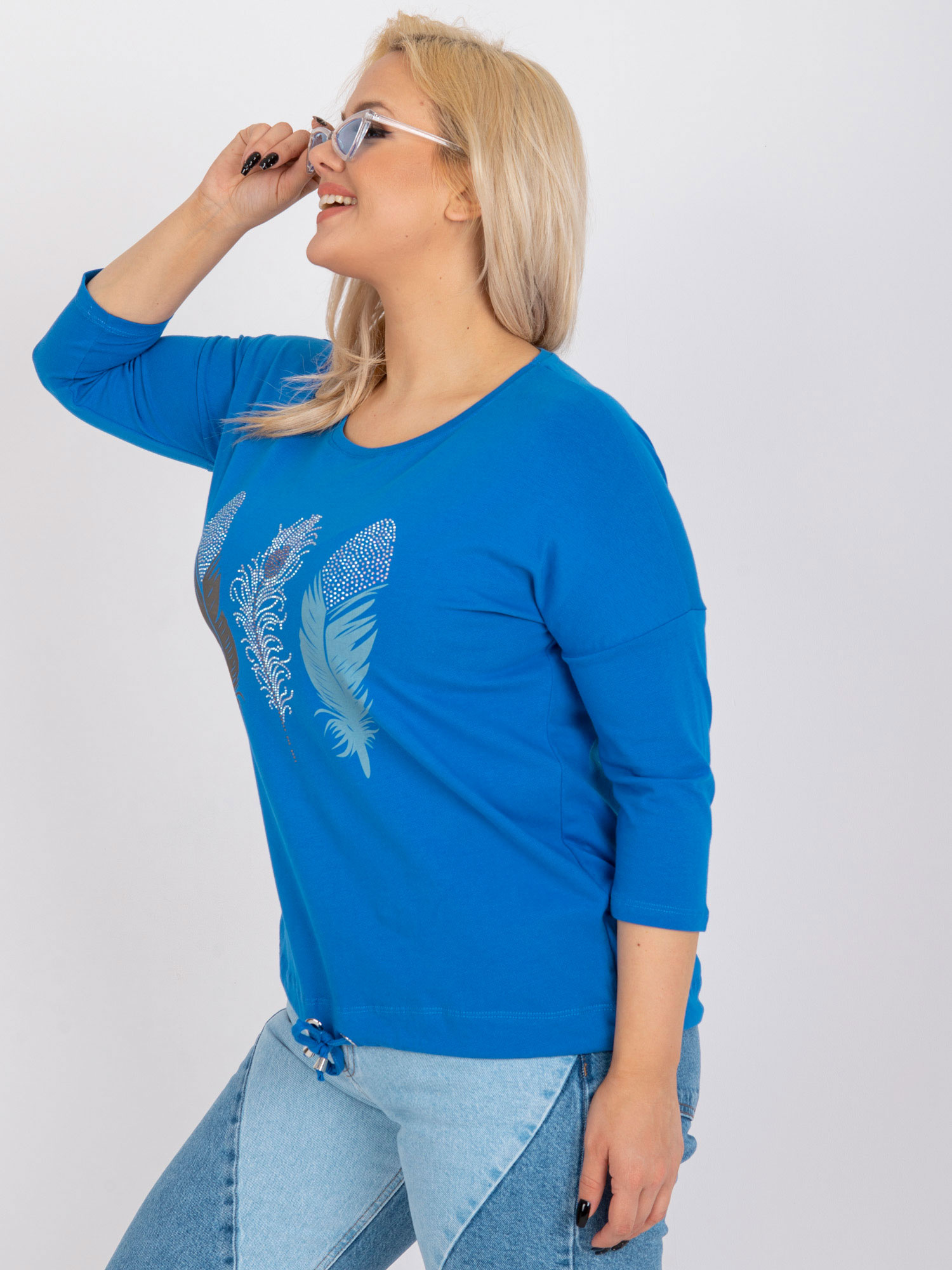 Tmavě modrá blůza plus size s aplikací a potiskem.