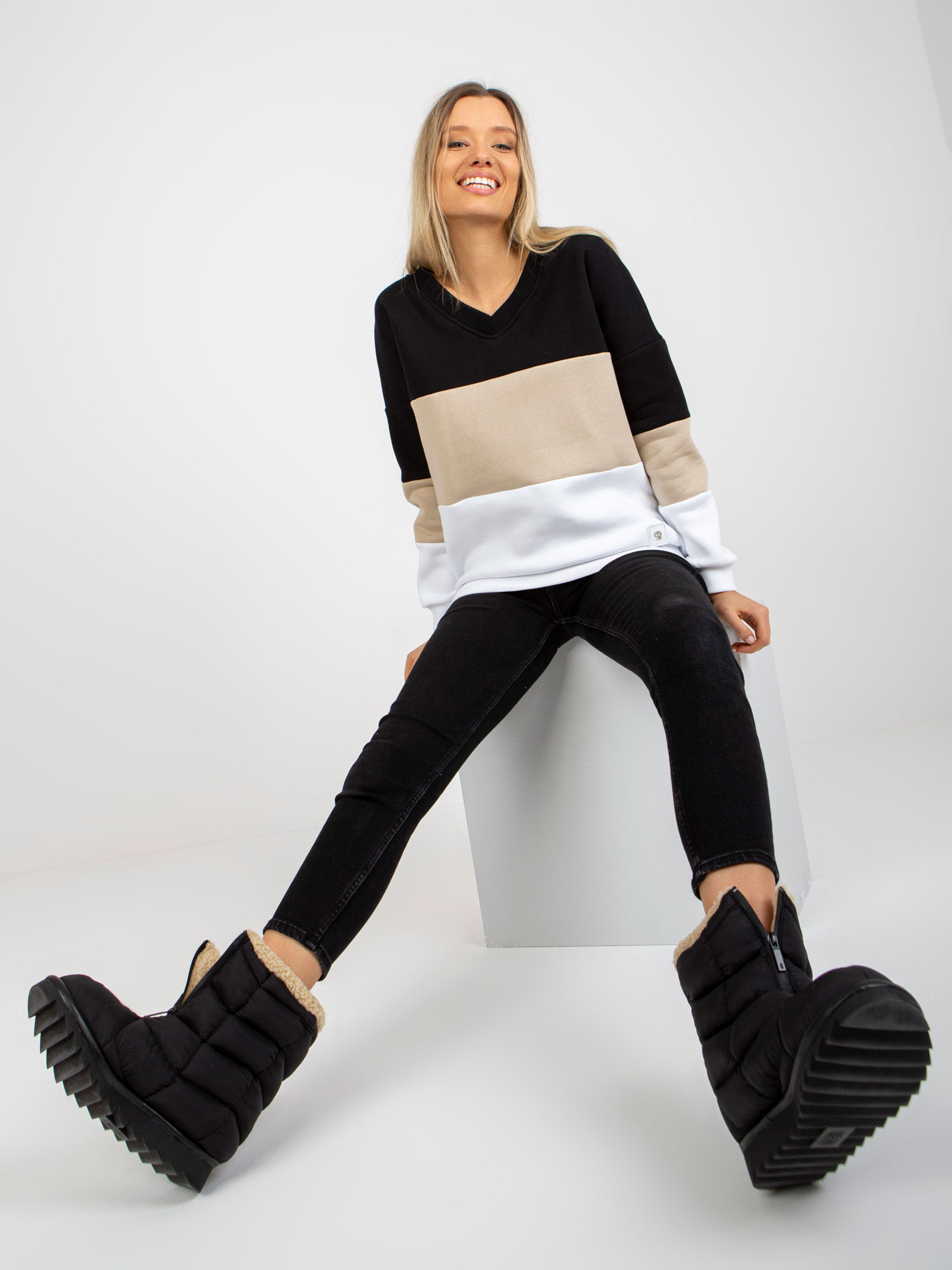 Czarno-beżowa dresowa bluza basic z dekoltem V