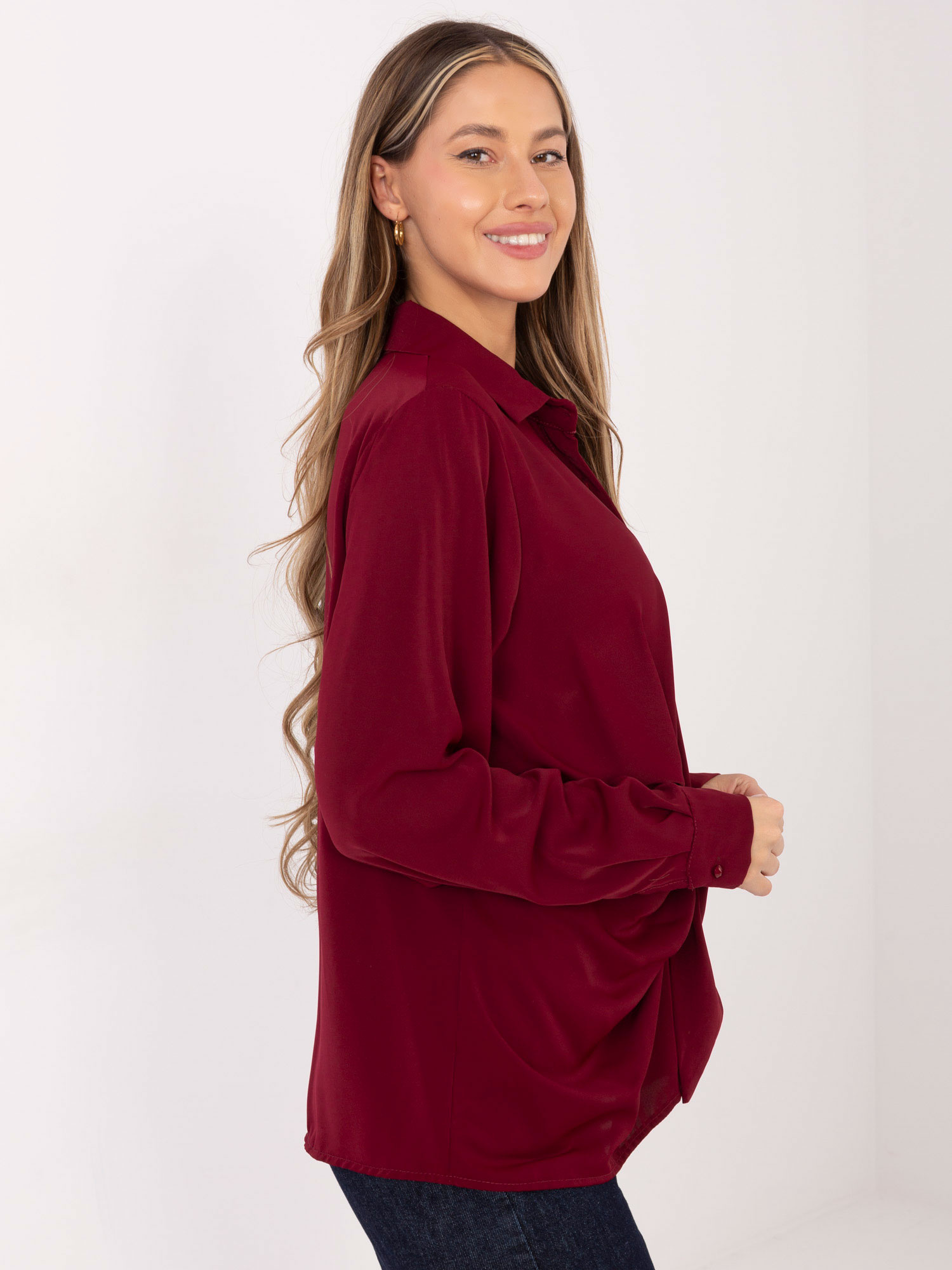 Bordová elegantní košile s vázáním.