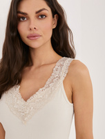 Jasnobeżowy prążkowany top z wiskozy