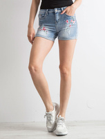 Niebieskie jeansowe szorty z aplikacjami