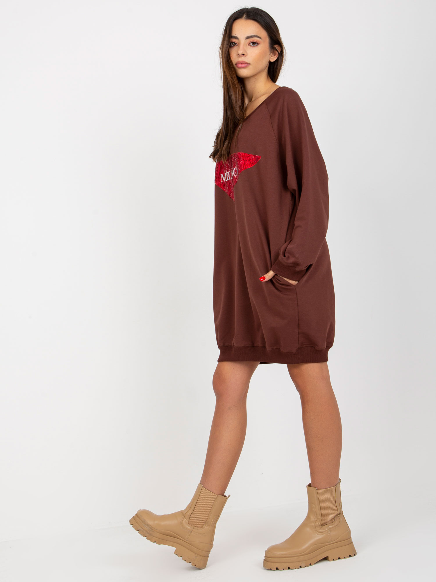 Hurt Ciemnobrązowa długa bluza oversize z aplikacją i napisem 