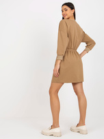 Camelowa mini sukienka dresowa z gumką w pasie