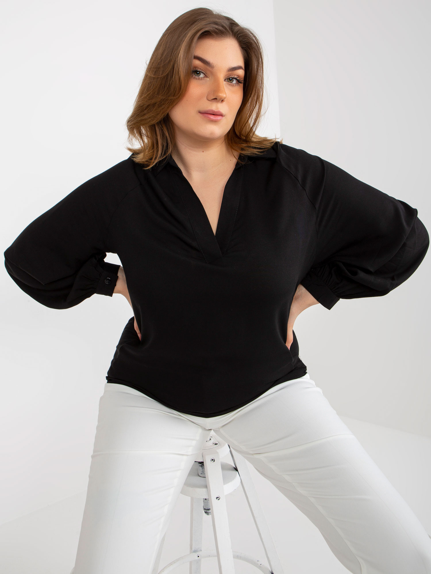 Czarna koszulowa bluzka plus size z wiskozy