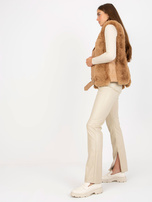 Hurt Camelowo-beżowa damska kamizelka z eko skóry z futrem 