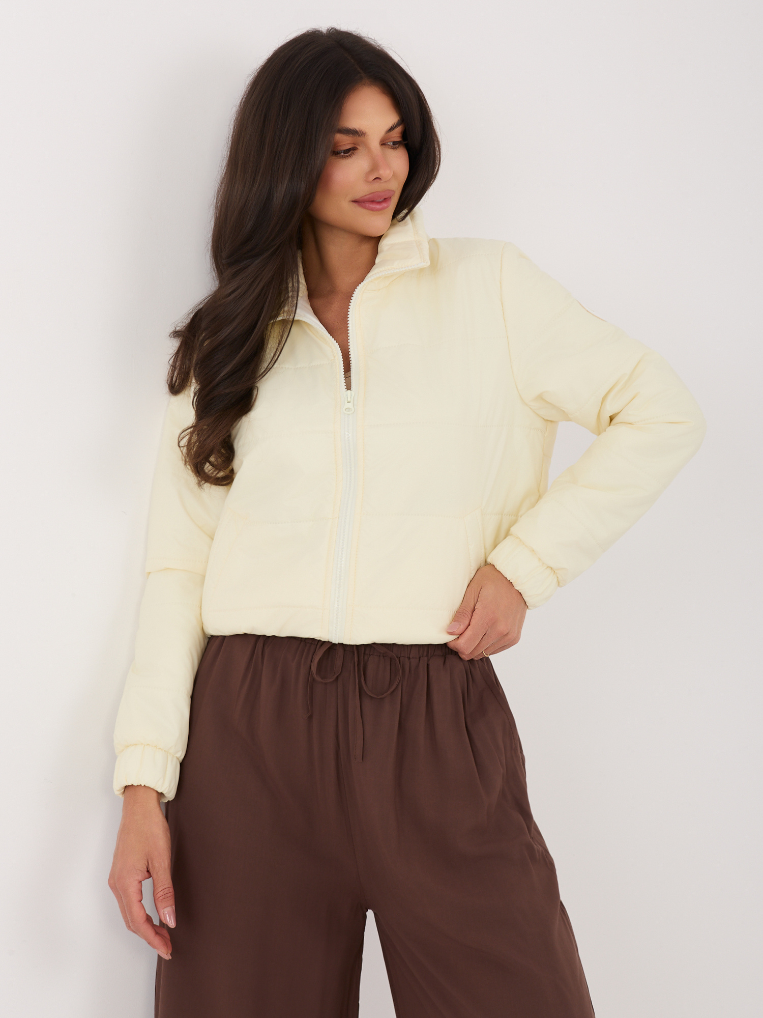 Jasnożółta przejściowa kurtka z pikowaniem