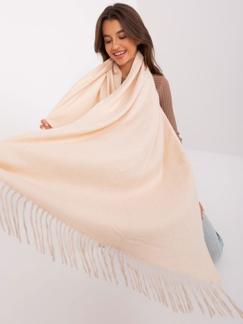Didmeninė prekyba šviesiai smėlinio spalvos moteriška skara su kutais.