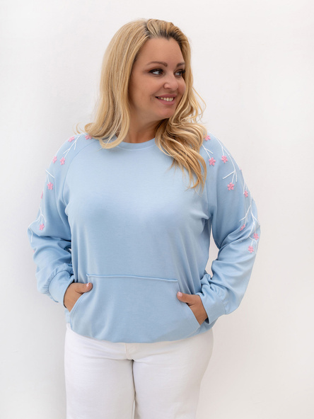 Jasnoniebieska bluza plus size z kwiatową aplikacją
