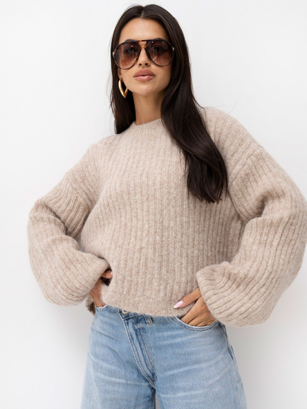 Beżowy sweter oversize z bufiastymi rękawami