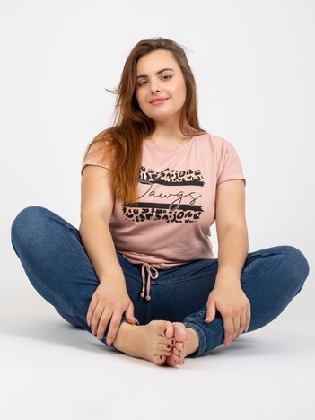 Brudnoróżowy t-shirt plus size z aplikacją i nadrukiem 