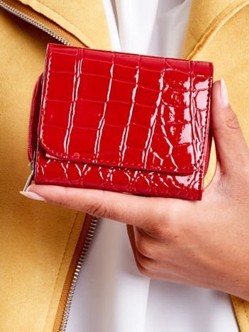 Czerwony lakierowany portfel z tłoczonym zwierzęcym wzorem