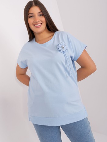 Hurtownia Jasnoniebieska bluzka plus size z ozdobną aplikacją