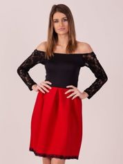 Czerwono-czarna sukienka z koronkowymi rękawami