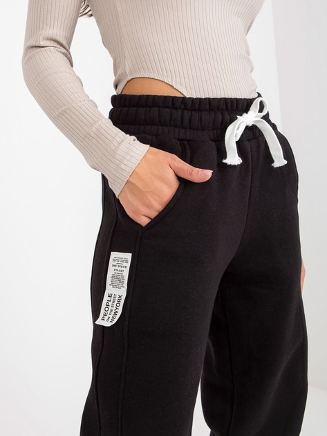 Czarne luźne spodnie dresowe jogger z kieszeniami 
                             zdj. 
                            2