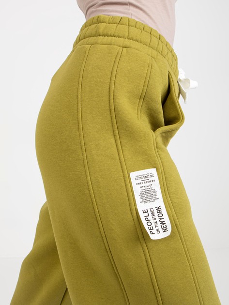 Oliwkowe luźne spodnie dresowe jogger z kieszeniami 
                             zdj. 
                            2
