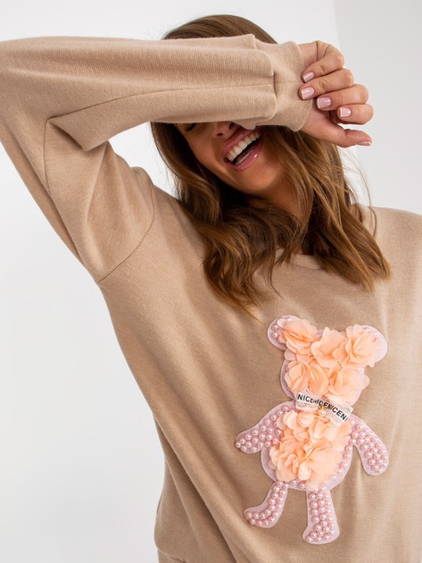 Hurtownia Beżowy damski sweter klasyczny z aplikacją 3D 