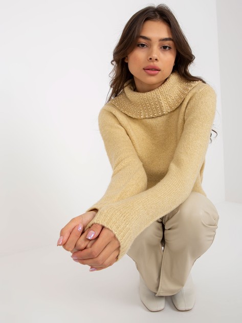 Hurtownia Beżowy damski sweter klasyczny ze złotą nitką 