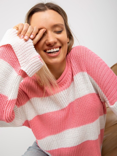 Hurtownia Różowo-ecru damski sweter oversize z wełną 