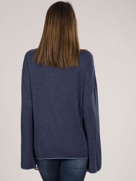Niebieski sweter damski z szerokimi rękawami
                             zdj. 
                            2