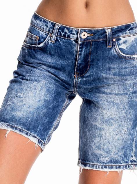 Niebieskie jeansowe szorty z dłuższą nogawką