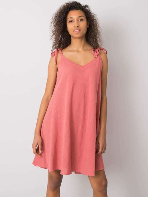 Różowa luźna sukienka na ramiączkach Evanthia OCH BELLA
                             zdj. 
                            2