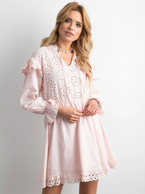 Różowa sukienka boho z falbanami