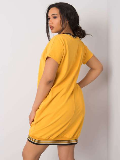 Żółta sukienka plus size z aplikacją Jadis
                             zdj. 
                            4