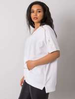 Biała bluzka plus size z kieszenią Suzannah
                                 zdj. 
                                3