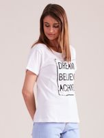 Biały t-shirt z napisami i perełkami
                                 zdj. 
                                3