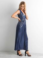 Ciemnoniebieska plisowana sukienka maxi
                                 zdj. 
                                3
