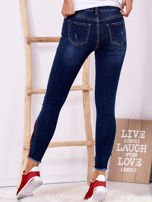 Ciemnoniebieskie jeansowe spodnie z suwakami
                                 zdj. 
                                2