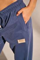 Ciemnoniebieskie spodnie dresowe z recyklingu Hanower MOTHER EARTH
                                 zdj. 
                                4