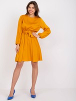 Ciemnożółta sukienka z luźnymi rękawami Clarison 
                                 zdj. 
                                2