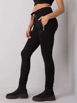 Czarne spodnie dresowe z kieszeniami Shadia
                                 zdj. 
                                4