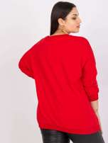 Czerwona bluzka plus size z okrągłym dekoltem Brigitte
                                 zdj. 
                                3