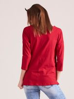 Czerwona bluzka z nadrukiem i dżetami
                                 zdj. 
                                2