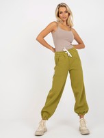 Oliwkowe luźne spodnie dresowe jogger z kieszeniami 
                                 zdj. 
                                3