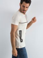 Jasnobeżowy męski t-shirt w paski z napisem
                                 zdj. 
                                3