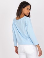 Jasnoniebieska damska bluzka z aplikacją Mandi 
                                 zdj. 
                                2